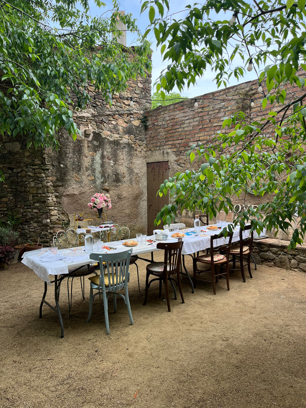 Taller de bordado en un jardín secreto