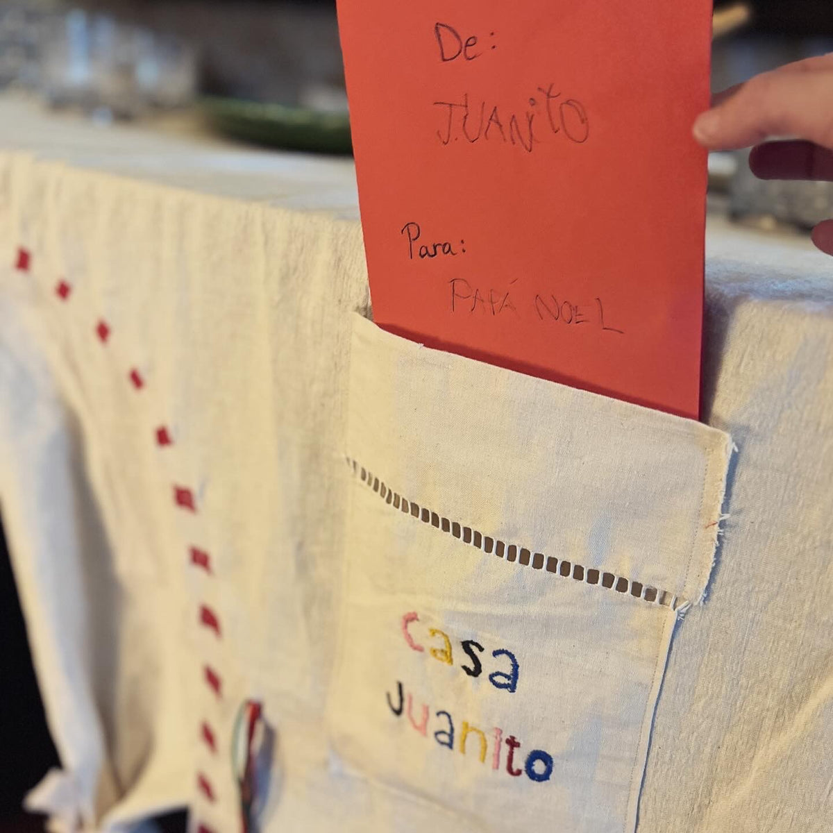Casita bajo la mesa