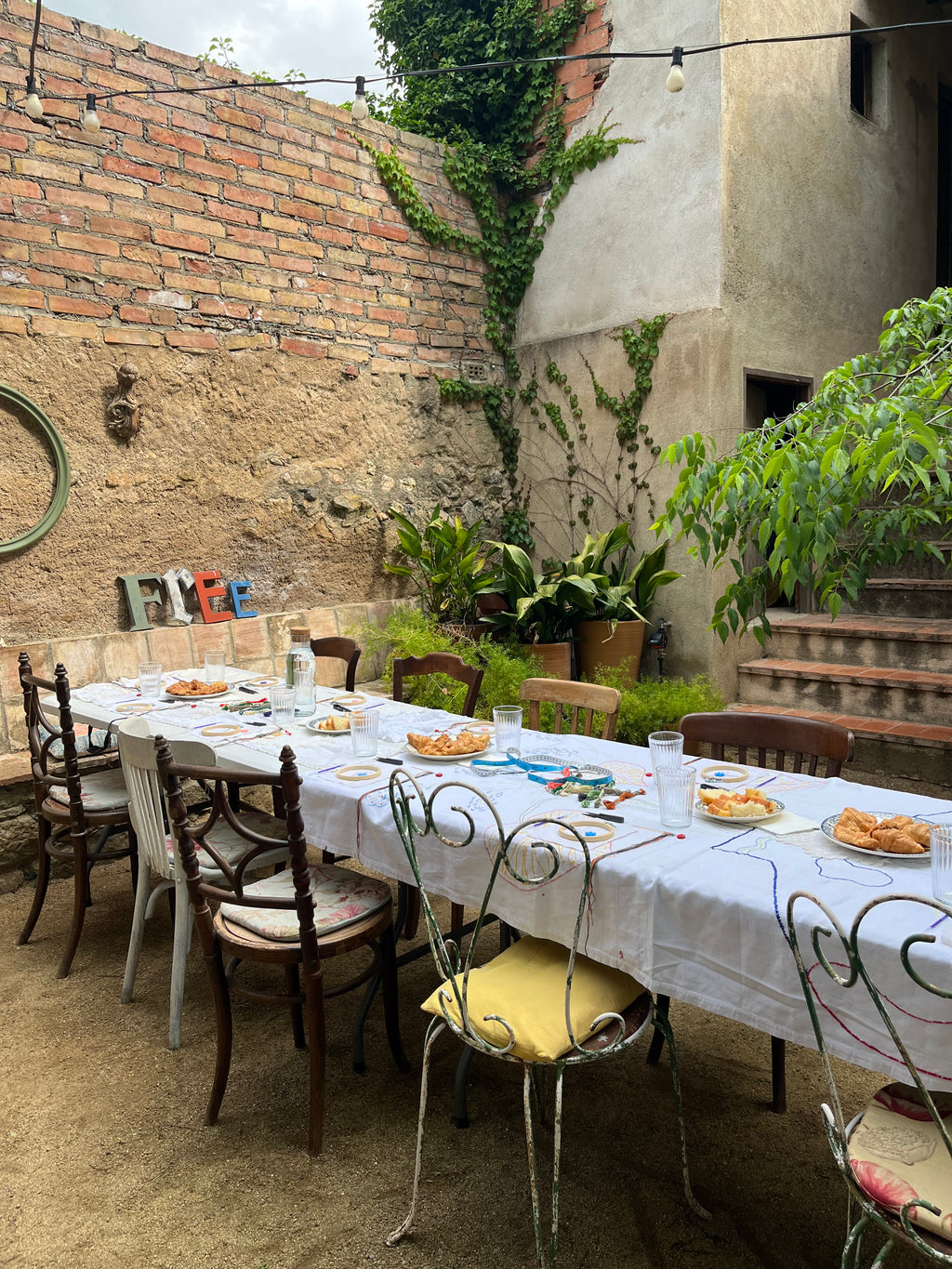 Taller de bordado en un jardín secreto